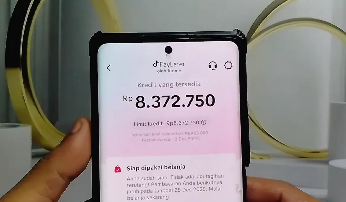 Ilustrasi transaksi TikTok PayLater di TikTok Shop sebagai metode cicilan belanja, bukan layanan pinjaman tunai. (Sumber: Youtube/@BKD Tutorials)