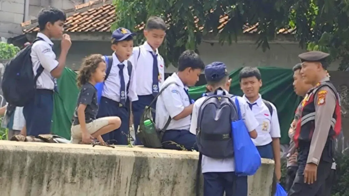 Anggota patroli pimpinan Kanit Samapta Polsek Cinere, Iptu Noufik membubarkan anak-anak pelajar SMP yang sedang nongkrong di jalan. (Sumber: Polsek Cinere)