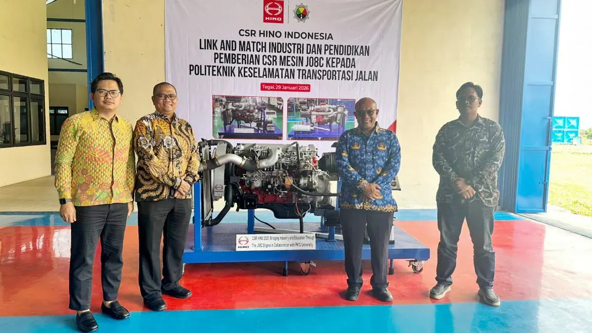 Hino Motors Sales Indonesia menyalurkan CSR berupa Engine Running Hino 500 Seri J08C. (Sumber: Hino)
