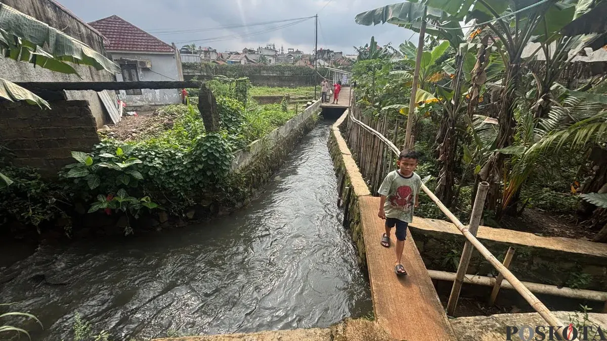 Lokasi hanyutnya seorang bocah di Kali Jantung, Kelurahan Pabuaran Mekar, Kecamatan Cibinong, Kabupaten Bogor, Kamis, 29 Januari 2026. (Sumber: Poskota/Giffar Rivana)