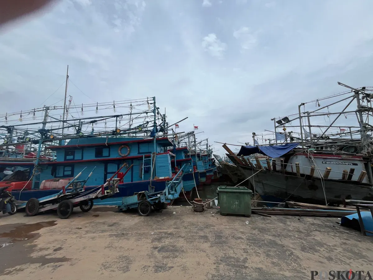 Suasana di Dermaga T Pelabuhan Muara Angke, Penjaringan, Jakarta Utara, Kamis, 29 Januari 2026, terlihat kapal-kapal nelayan yang sedang bersandar. (Sumber: Poskota/Pandi Ramedhan)