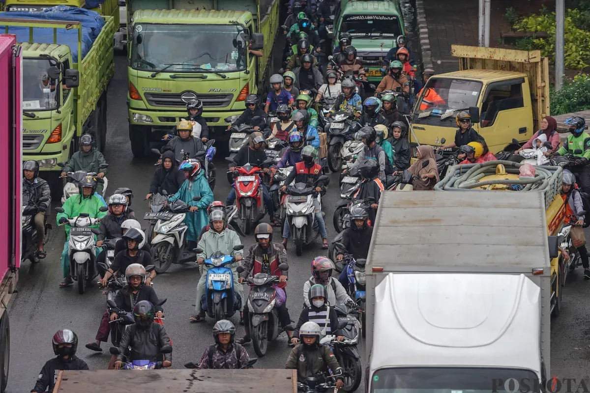 Sejumlah kendaraan terjebak kemacetan akibat melintasi banjir di Jalan Daan Mogot, Jakarta. (Sumber: Poskota/Bilal Nugraha Ginanjar)