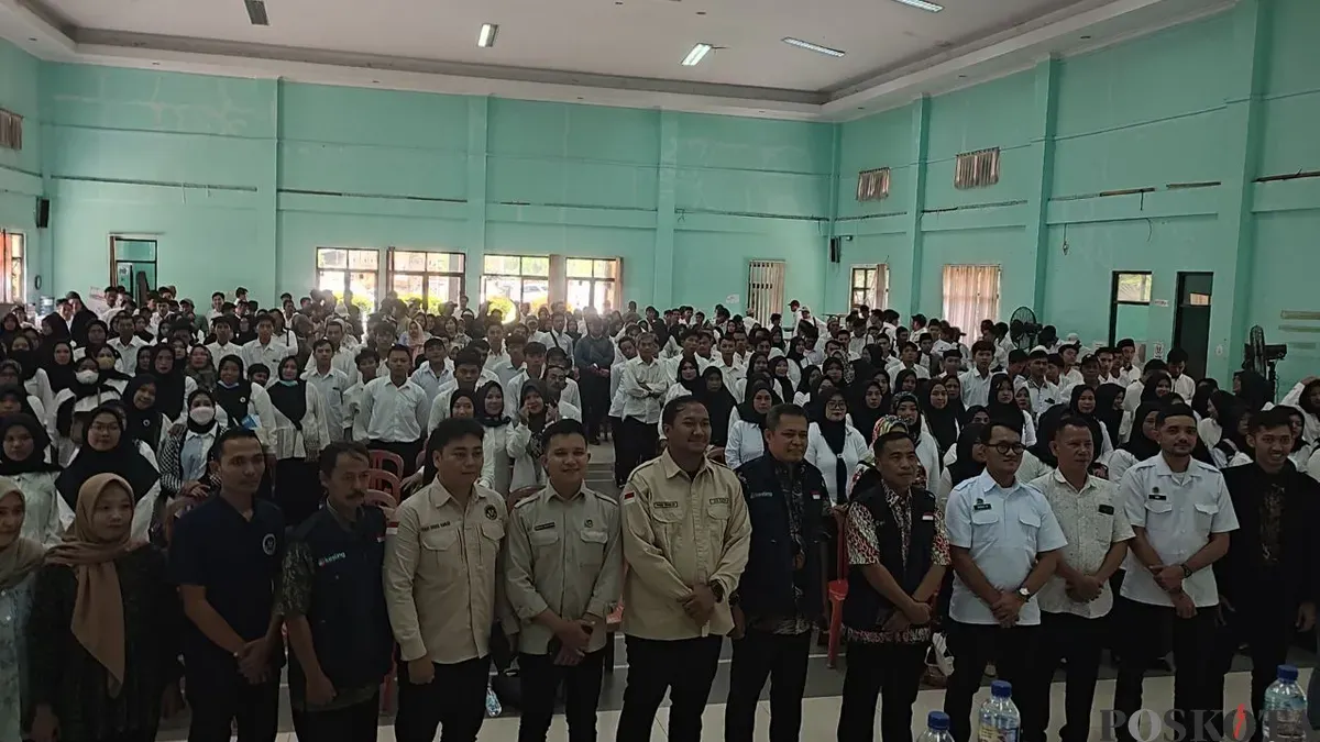 Ratusan relawan SPPG dari beberapa kecamatan di Pandeglang saat mengikuti pelatihan penjamah makanan. (Sumber: Poskota/Samsul Fatoni)