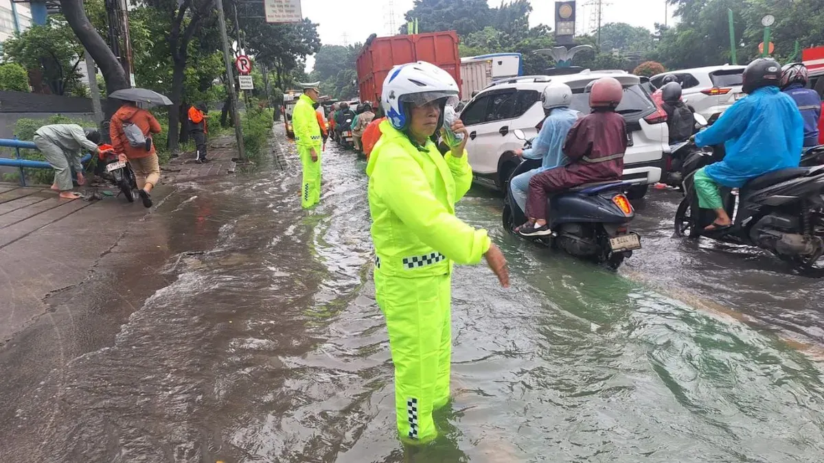 Genangan air di Jalan Daan Mogot, Jakarta Barat telah menyebabkan kemacetan lalu lintas pada Kamis, 29 Januari 2026. (Sumber: Dok. Polda Metro Jaya)