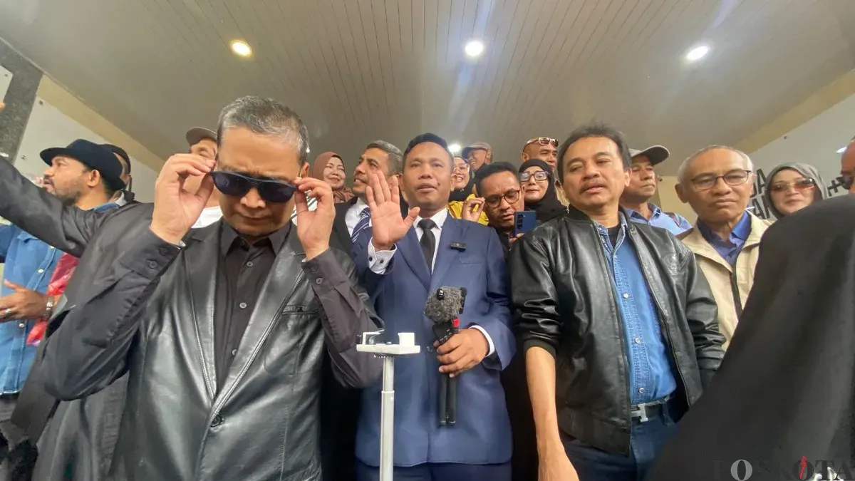 Mantan Menteri Pemuda dan Olahraga (Menpora) Roy Suryo bersama tim kuasa hukumnya berencana melaporkan balik Eggi Sudjana dan Damai Hari Lubis ke Polda Metro Jaya, Kamis, 29 Januari 2026. (Sumber: Poskota/Ali Mansur)