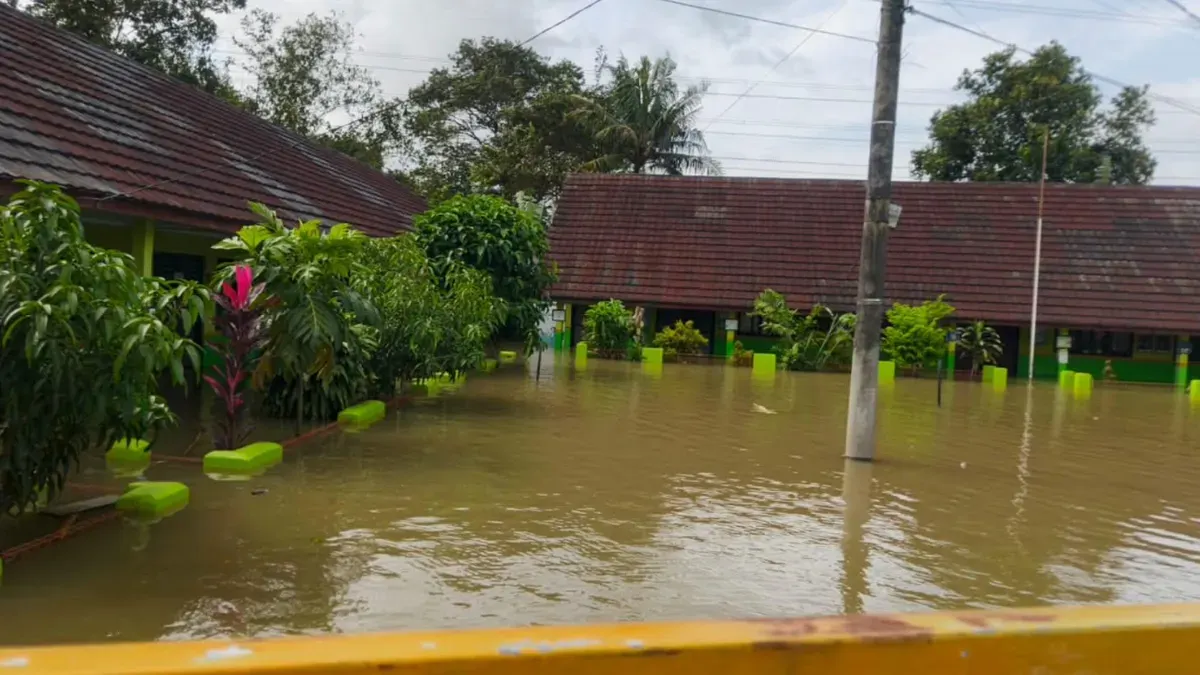 Kondisi banjir yang masih merendam bangunan SDN 1 Koper, Kecamatan Cikande, Kabupaten Serang. (Sumber: Dindikbud Kabupaten Serang)