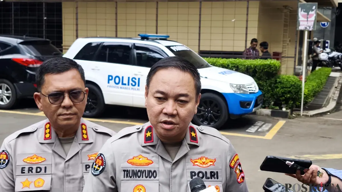 Kepala Biro Penerangan Masyarakat Divisi Humas Polri, Brigadir Jenderal Polisi Trunoyudo Wisnu Andiko, saat menjelaskan penonaktifan sementara Kapolres Sleman. (Sumber: Poskota/ Ali Mansur)