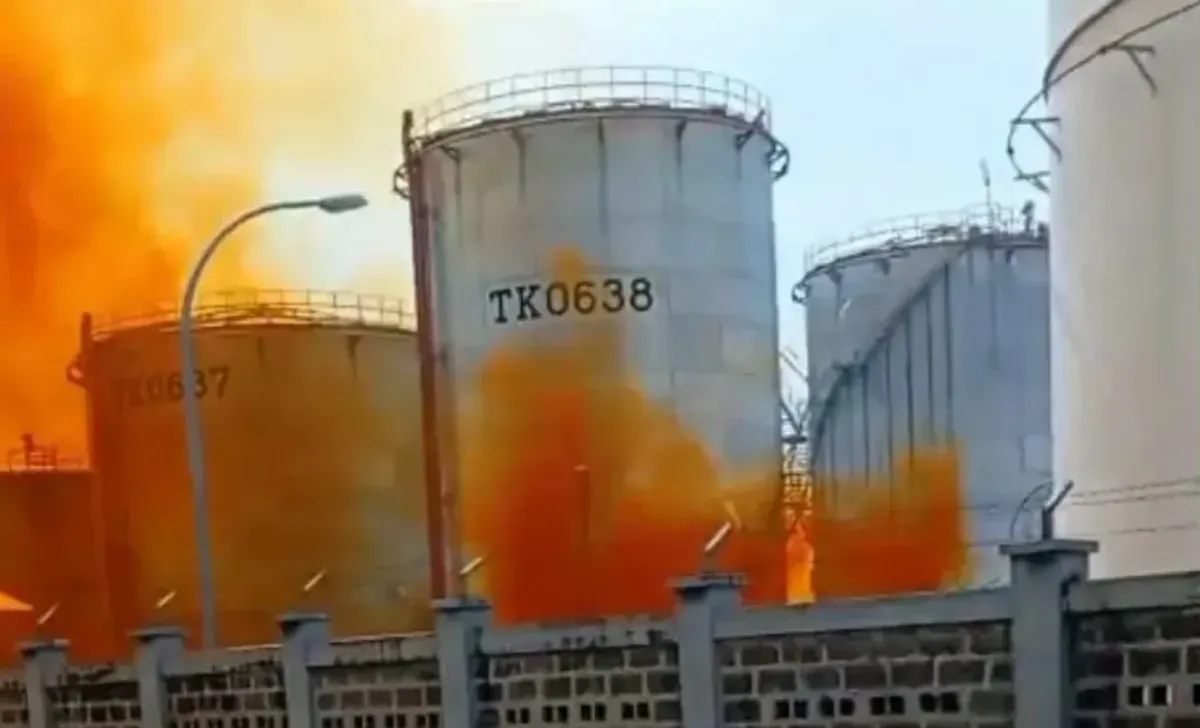 Kepulan gas keluar dari areal Tanki PT Vopak. (Sumber: Istimewa)