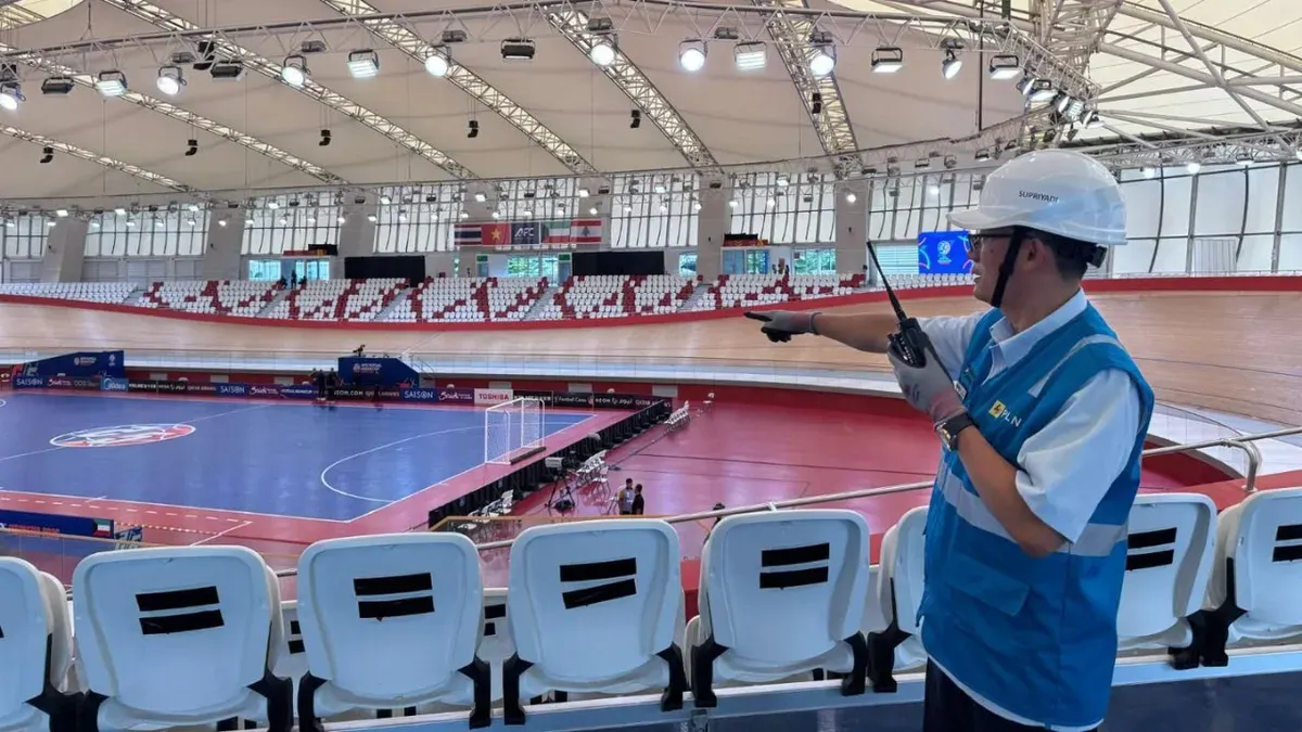 Manager PLN UP3 Cempaka Putih, Supriyadi memastikan kesiapan dan keandalan pasokan listrik saat Siaga AFC di Jakarta International Velodrome. (Sumber: Dok. PLN UID Jaya)
