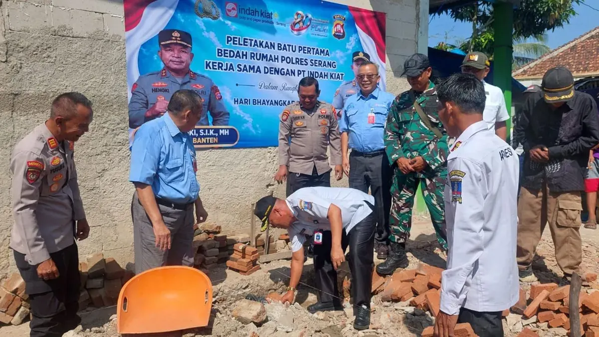 Suasana peletakan batu pertama program bedah rumah di Kampung Tangsi, Desa Kampung Baru, Kecamatan Pamarayan, Kabupaten Serang, Rabu, 1 Juli 2026. (Sumber: Dok. Polsek Pamarayan)