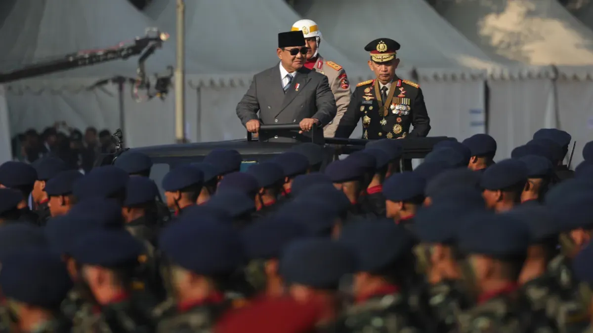 Presiden RI Prabowo Subianto didampingi Kapolri RI Listyo Sigit Prabowo saat mengecek pasukan di upacara peringatan Hari Bhayangkara ke-80 di Satlat Brimob Cikeas, Bogor, Jawa Barat, Selasa, 1 Juli 2026. (Sumber: Istimewa)