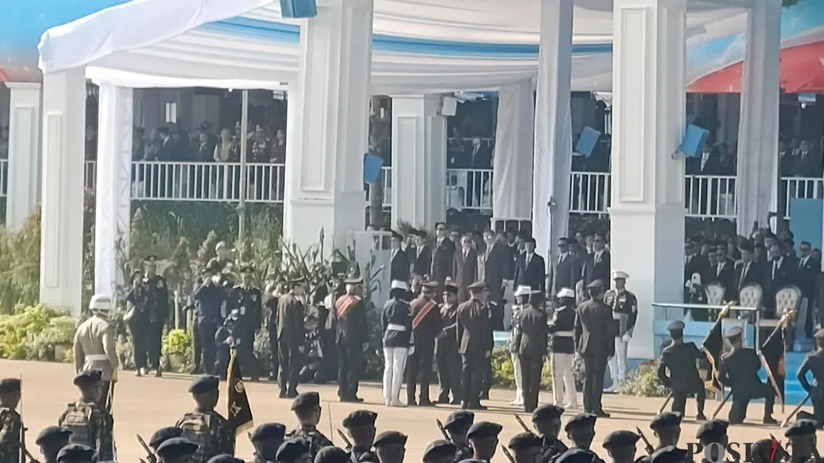 Presiden Prabowo Subianto menganugerahkan tanda kehormatan Samkaryanugraha Nugraha Sakanti saat HUT Bhayangkara ke-80 di Cikeas, Bogor, Rabu, 1 Juni 2026. (Sumber: Poskota/Ali Mansur)