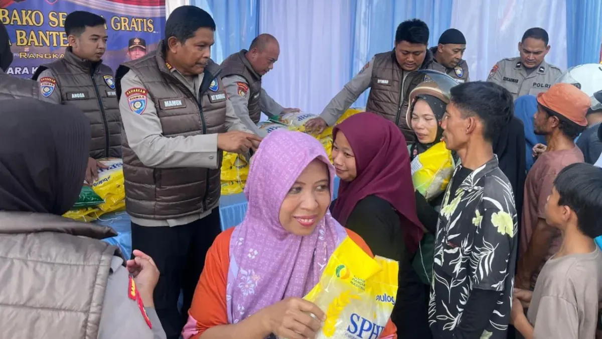 Personil Ditbinmas Polda Banten membagikan paket sembako kepada masyarakat dalam memeriahkan HUT Bhayangkara ke-80. (Sumber: Polda Banten)