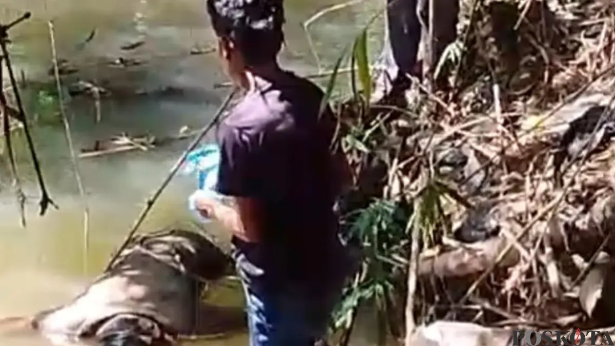 Sejumlah warga saat mengevakuasi jasad mayat tanpa identitas di Sungai Ciujung, Lebak. (Sumber: Poskota/ Samsul Fatoni)