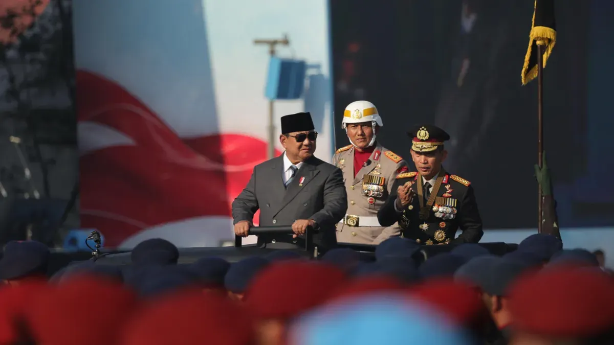 Presiden RI Prabowo Subianto didampingi Kapolri RI Listyo Sigit Prabowo saat mengecek pasukan di upacara peringatan Hari Bhayangkara ke-80 di Satlat Brimob Cikeas, Bogor, Jawa Barat, Selasa, 1 Juli 2026. (Sumber: Istimewa)