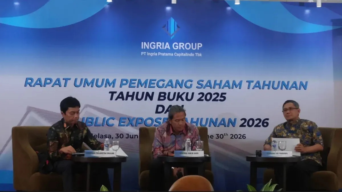 (kiri-kanan) Direktur Keuangan Hugofeber Parluhutan, Direktur Utama Khufran Hakim Noor, dan Direktur Operasional Bambang Eko Prabowo saat menggelar paparan publik tahunan PT Ingria Pratama Capitalindo Tbk (GRIA). (Sumber: Istimewa)