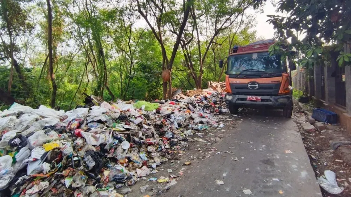 Petugas DLH Jakarta saat membersihkan tumpukan sampah di Gang Swadaya Albo, Kelurahan Cakung Barat, Kecamatan Cakung, Jakarta Timur. (Sumber: Dok. Pemprov Jakarta)