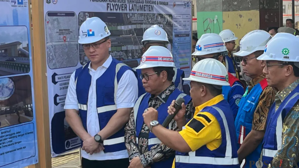 Gubernur Jakarta Pramono Anung saat meninjau proyek pembangunan Flyover Latumenten Grogol, Jakarta Barat, Kamis, 2 Juli 2026. (Sumber: Poskota/M. Tegar Jihad).)