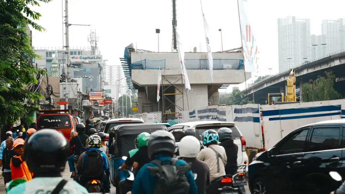 Kemacetan di area proyek pembangunan Flyover Latumenten, Grogol, Jakarta Barat. (Sumber: Pemprov DKI Jakarta)