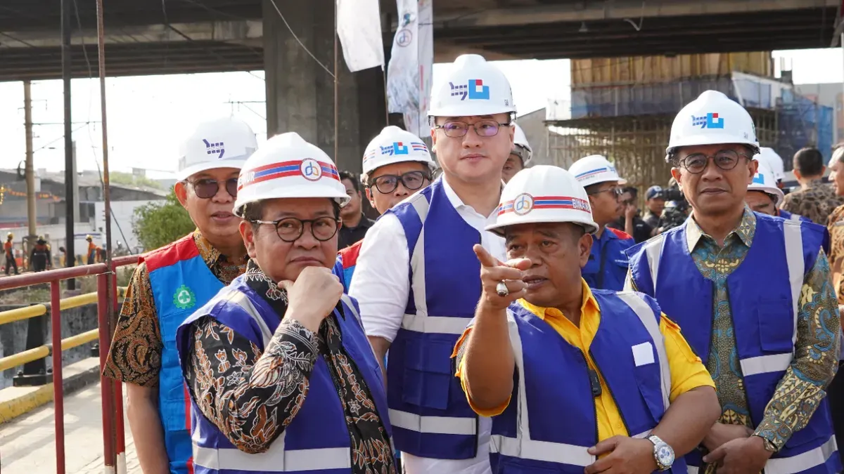 Potret Gubernur DKI Jakarta, Pramono Anung (kiri) dan Anggota DPRD DKI Jakarta Hardiyanto Kenneth (tengah) saat meninjau progres pembangunan Flyover Latumenten, Kamis, 2 Juli 2026. (Sumber: Istimewa)