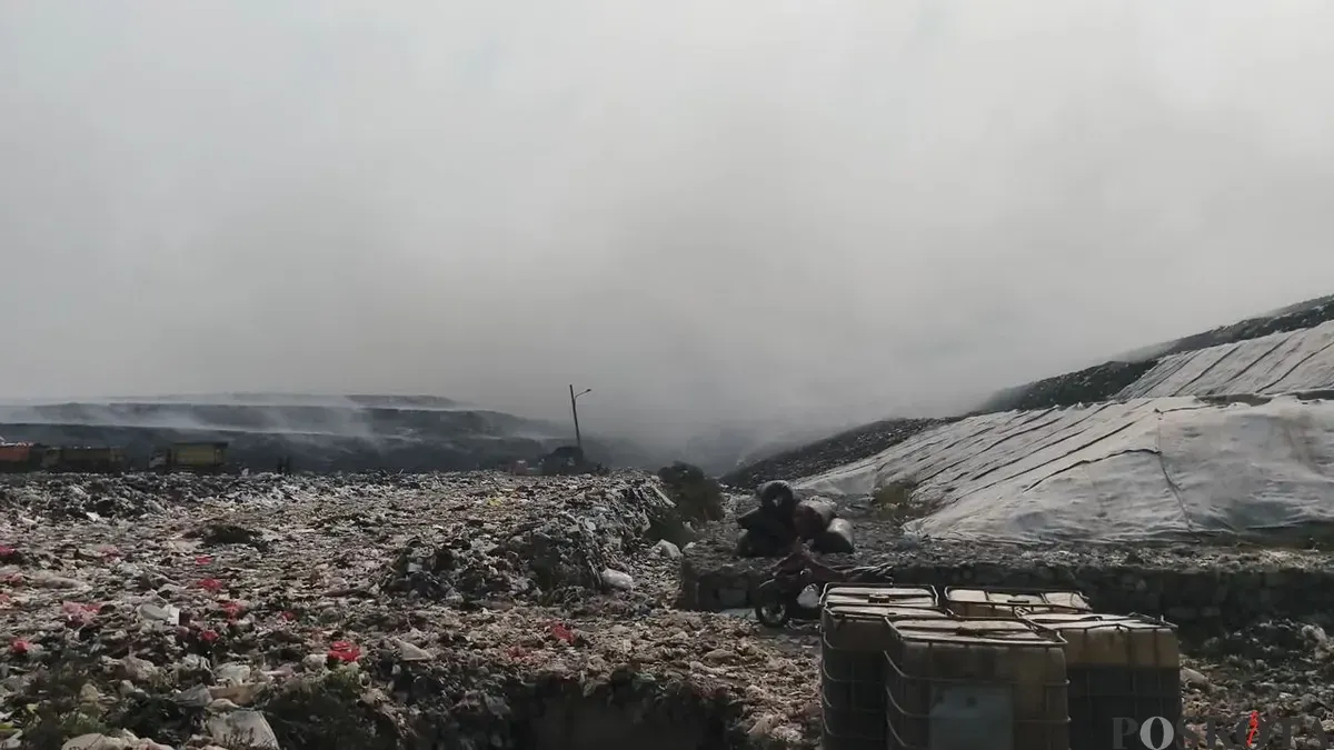 Situasi kebakaran di TPA Jatiwaringin, Kecamatan Sukadiri, Kabupaten Tangerang. (Sumber: Poskota/Veronica Prasetio)