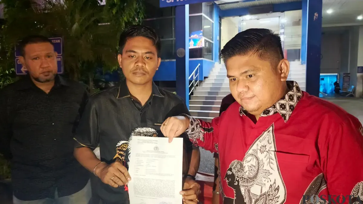 Kuasa hukum pelapor, Guy Rangga Barolo dan Yoshua Ferdinand Napitupulu, memberikan keterangan pers di Polda Metro Jaya, Jakarta Selatan, Jumat, 3 Juli 2026. (Sumber: Poskota/ Ali Mansur)