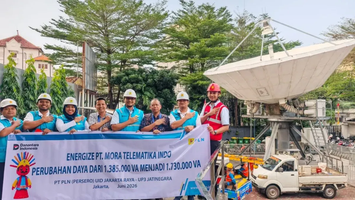 Tim PLN UP3 Jatinegara bersama perwakilan MoraRepublic seusai proses energize perubahan daya dari 1.385.000 VA menjadi 1.730.000 VA pada akhir Juni 2026. (Sumber: Dok. PLN UID Jakarta Raya)