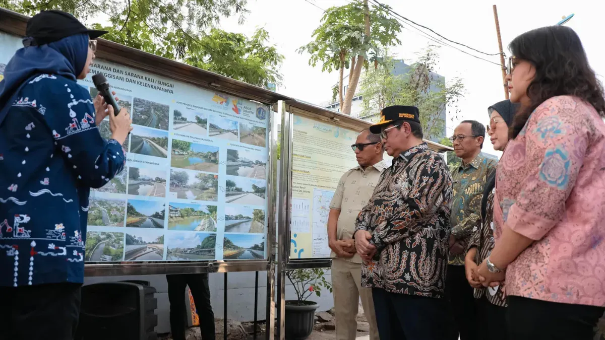 Gubernur DKI Jakarta Pramono Anung saat meninjau pembangunan tanggul dan jalan inspeksi Kali Grogol Segmen Kemanggisan, Jakarta Barat. (Sumber: Pemprov DKI Jakarta)