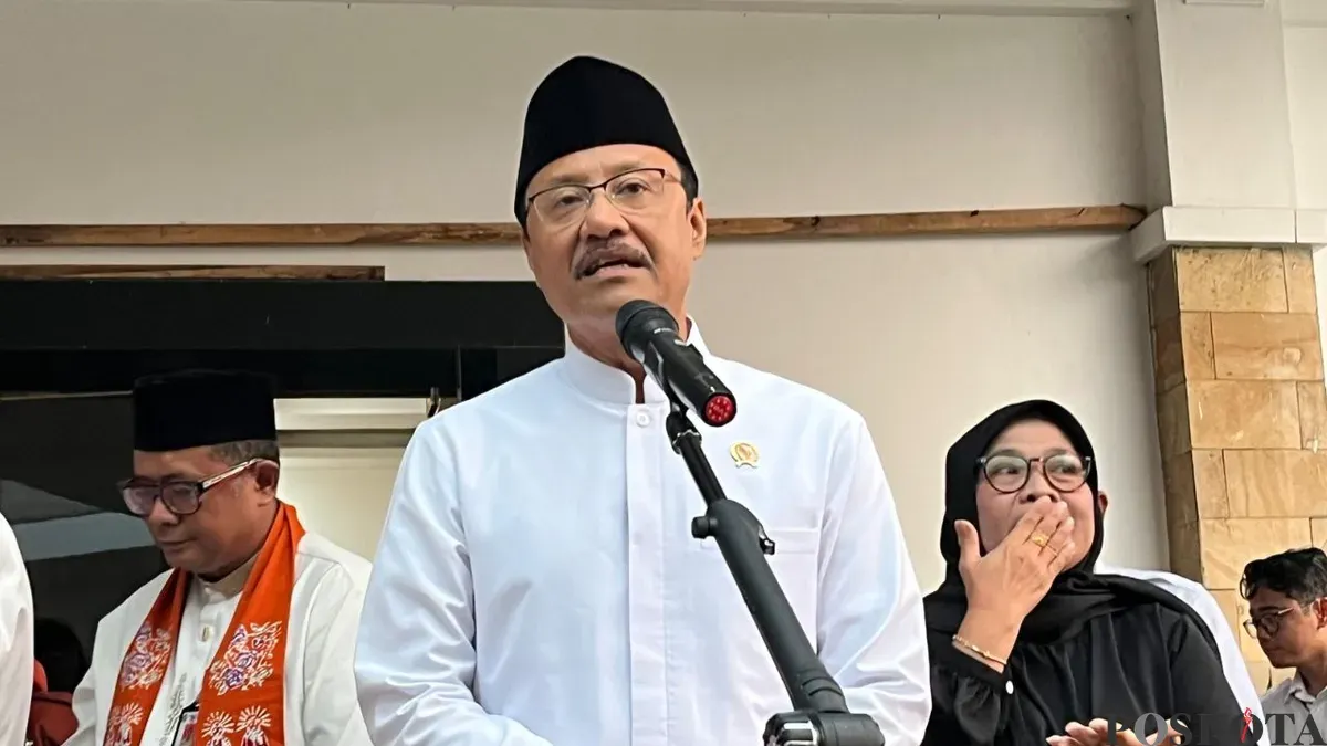 Mensos Saifullah Yusuf menyampaikan keterangan saat acara open house orang tua calon siswa SRMA 10 di Cilandak, Jakarta Selatan, Jumat, 3 Juli 2026. (Sumber: Poskota/M. Tegar Jihad)