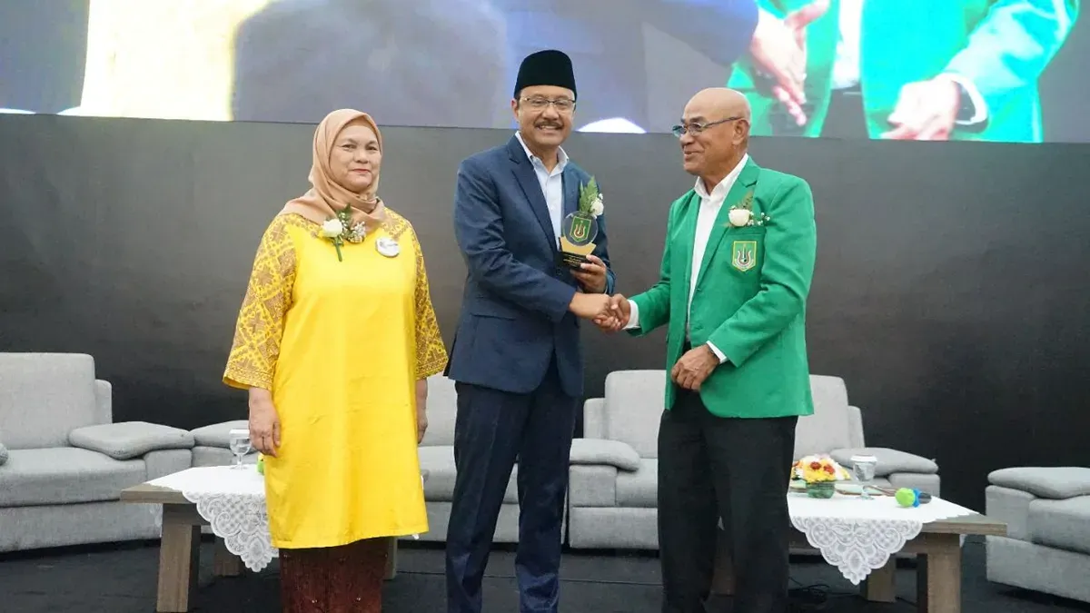 Penyerahan Plakat kepada Mensos Saifullah Yusuf dalam seminar di Auditorium Cyber Unas, Pejaten, Jakarta Selatan, Selasa, 30 Juni 2026. (Sumber: Dok. Istimewa)