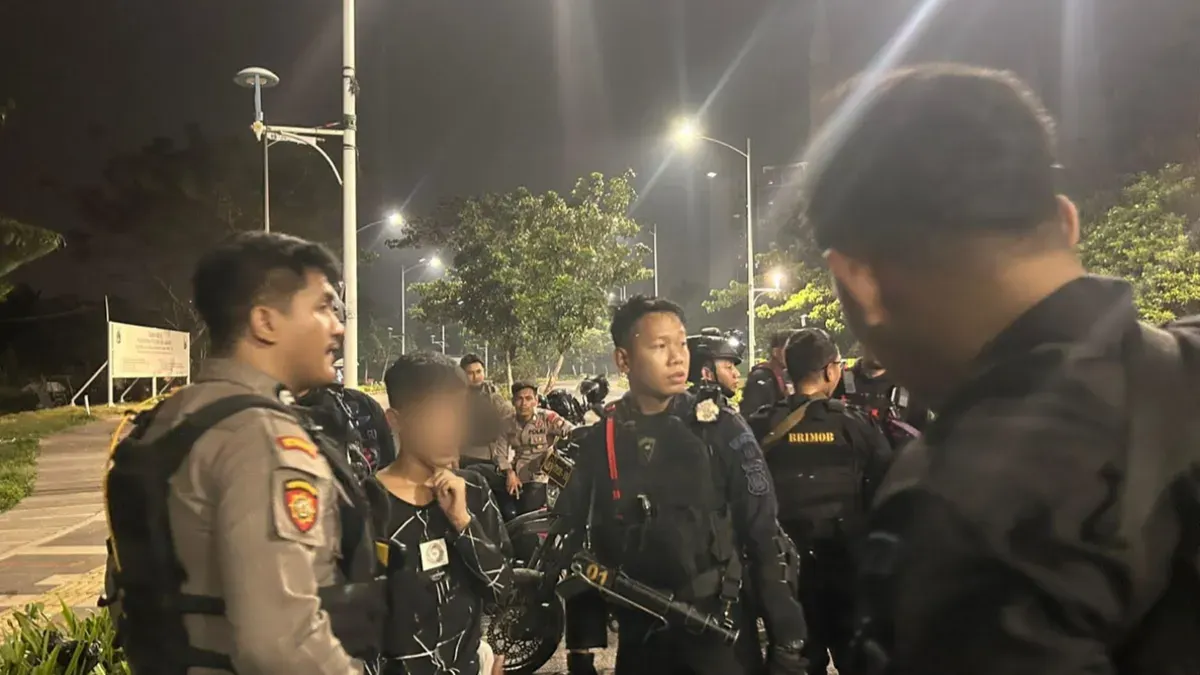 Tim Patroli Perintis Presisi Polres Metro Jakarta Barat mengamankan tiga remaja yang diduga terlibat dalam penyalahgunaan narkotika di kawasan Pesakih, Cengkareng, Sabtu, 4 Juli 2026. (Sumber: Polres Jakarta Barat)