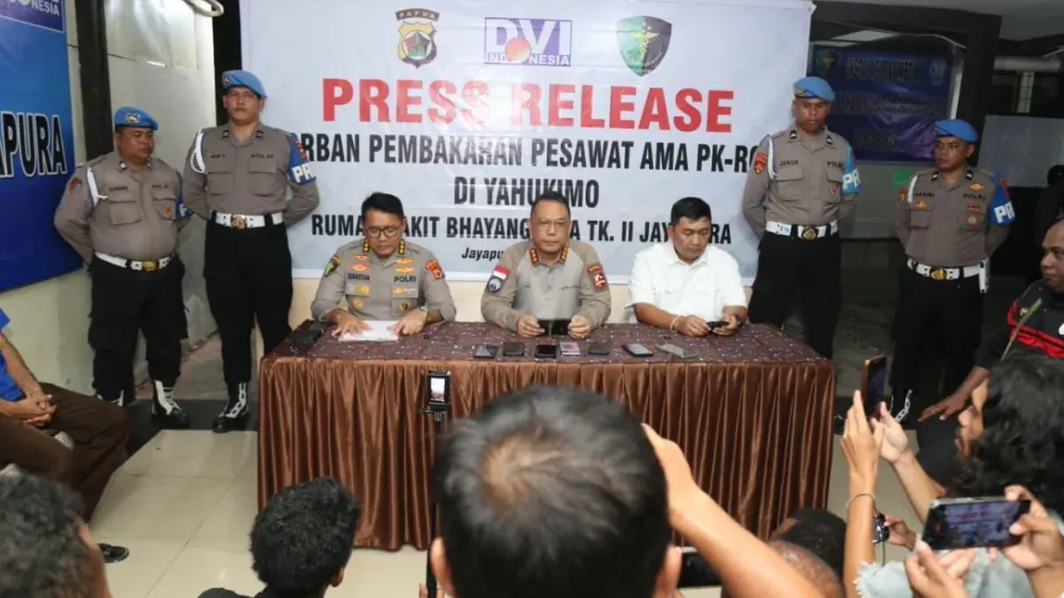 Konferensi pers terkait kasus penembakan pilot pesawat PT Associated Mission Aviation (AMA), Captain Nicholas F. Goselin, 29 tahun warga negara Amerika Serikat, di Lapangan Terbang Balinggama, Yahukimo, Papua Pegunungan. (Sumber: Mabes Polri)