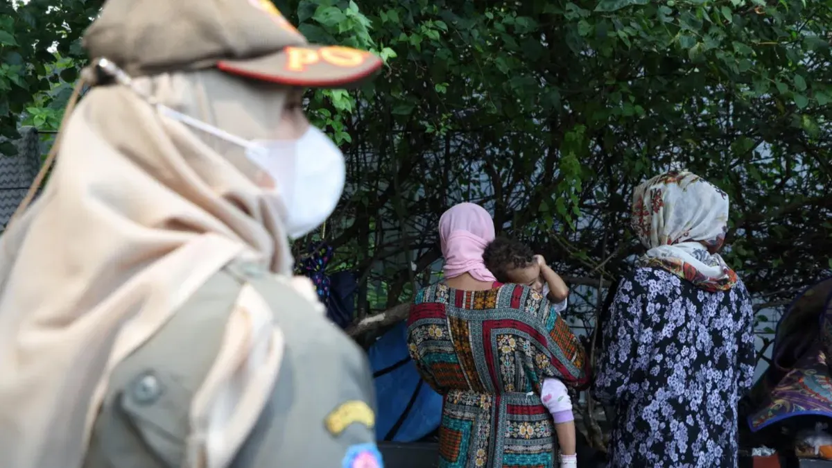 Sejumlah pengungsi Warga Negara Asing (WNA) kembali terlihat berada di trotoar kantor Komisioner Perserikatan Bangsa-Bangsa Urusan Pengungsi atau UNHCR di kawasan Setiabudi, Jakarta Selatan. (Sumber: Pemprov DKI Jakarta)