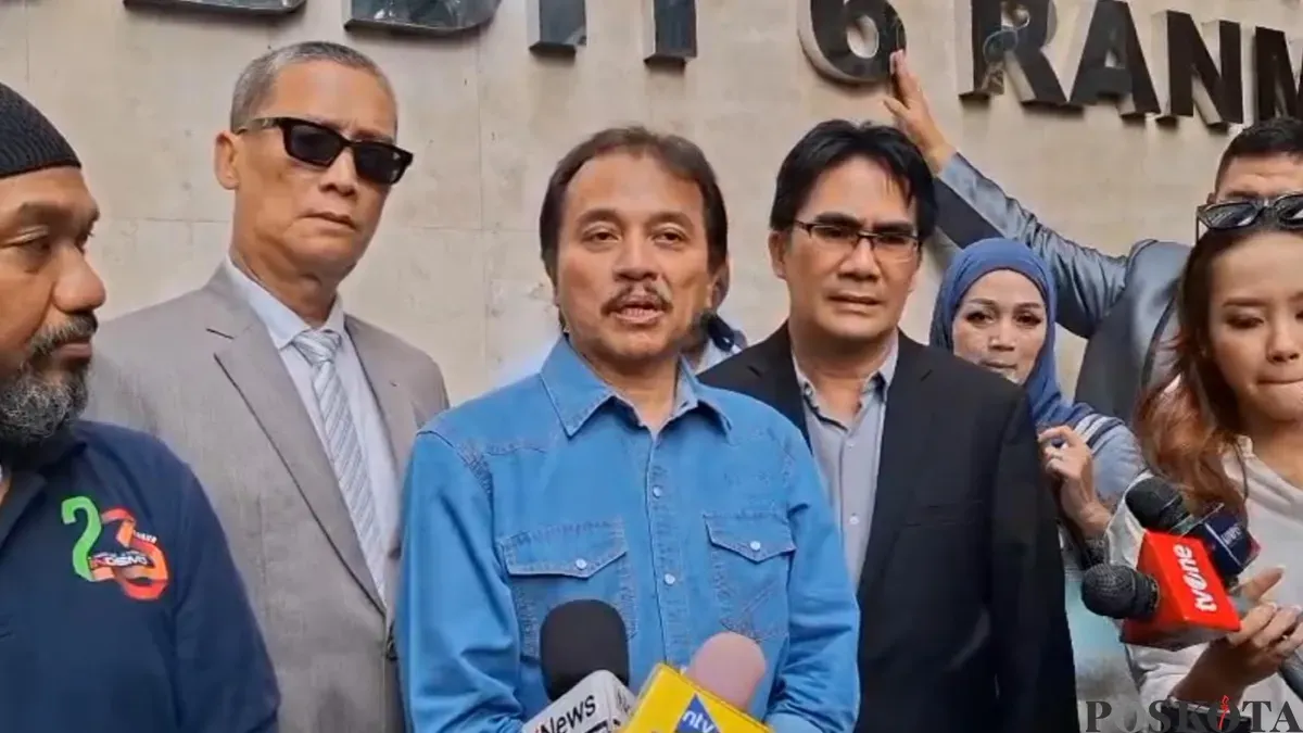 Potret Roy Suryo telah selesai menjalani pemeriksaan pencemaran nama baik terkait tudingan ijazah palsu mantan Presiden Republika Indonesia Joko Widodo (Jokowi), di Polda Metro Jaya, Jakarta Selatan, Kamis, 15 Mei 2025. (Sumber: Poskota/ Ali Mansur)