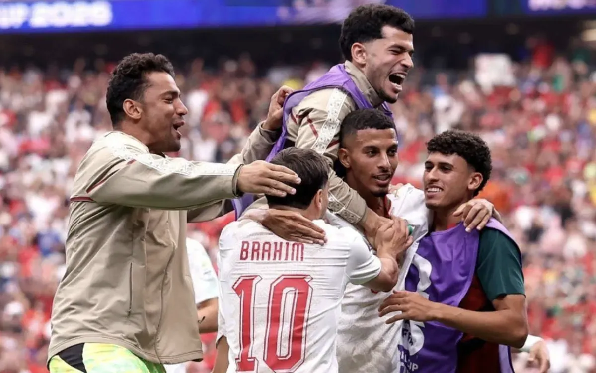 Para pemain Maroko merayakan kemenangan 3-0 atas Kanada pada babak 16 besar Piala Dunia 2026. Hasil tersebut membawa Singa Atlas ke perempat final sekaligus melahirkan lima rekor bersejarah bagi tim dan para pemainnya. (Sumber: X)