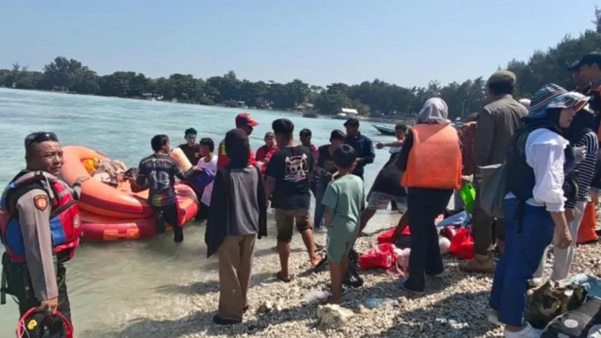 Ratusan penumpang berhasil dievakuasi dengan selamat setelah kapal yang mereka tumpangi mengalami mati mesin di perairan sebelah barat Pulau Pari, Kecamatan Kepulauan Seribu Selatan, Minggu, 5 Juli 2026. (Sumber: Pemprov DKI Jakarta)