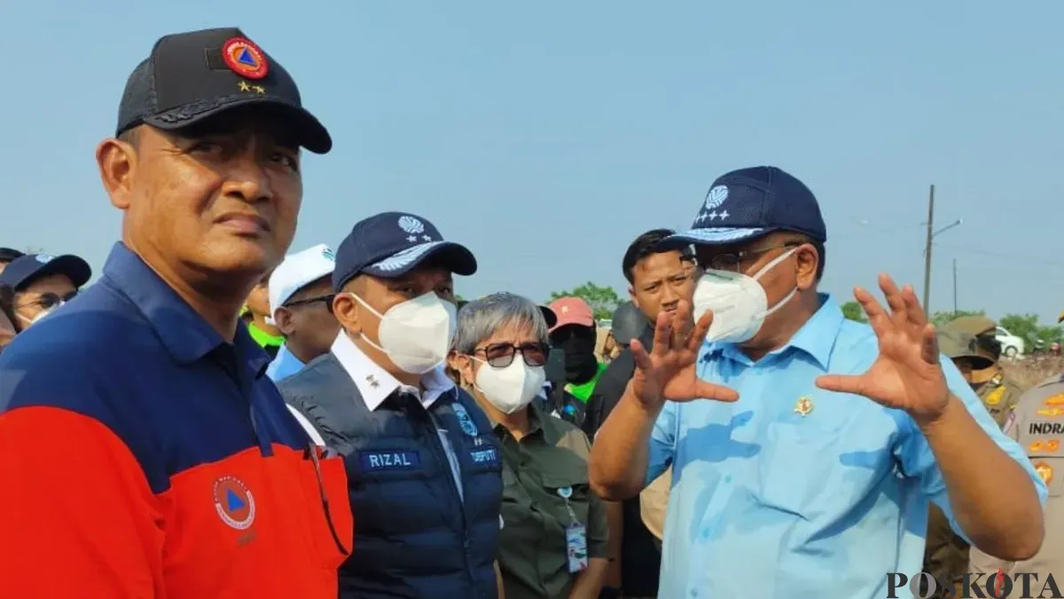 Menteri LH Jumhur Hidayat meninjau kebakaran TPA Jatiwaringin, Kecamatan Sukadiri, Kabupaten Tangerang, Minggu, 5 Juli 2026. (Sumber: Poskota/Veronica Prasetio)