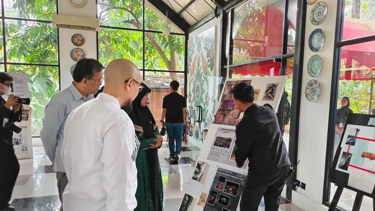 Pameran fotografi UNDIRA, SWINS dan Institut Bisnis mengajak generasi muda memahami realitas sosial melalui rangkaian foto, Sabtu, 4 Juli 2026. (Sumber: Istimewa)