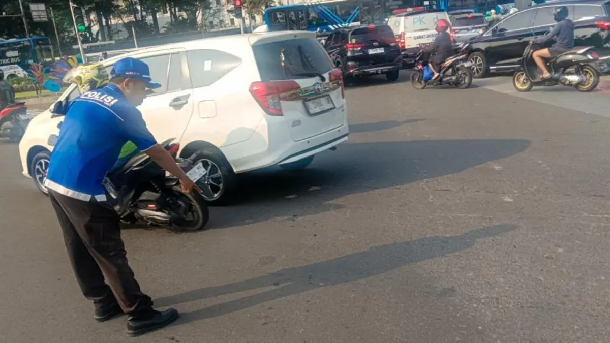 Seorang pengendara sepeda motor tewas setelah mengalami kecelakaan lalu lintas tunggal di kawasan Jalan Medan Merdeka Barat, tepat di samping Bundaran Air Mancur Patung Kuda, Jakarta Pusat, Senin, 6 Juli 2026. (Sumber: Polda Metro Jaya)