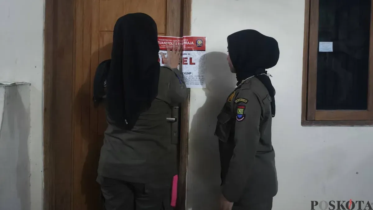 Petugas menyegel terhadap tiga kamar kontrakan di Sepatan Timur, Kabupaten Tangerang. (Sumber: Poskota/Veronica Prasetio)