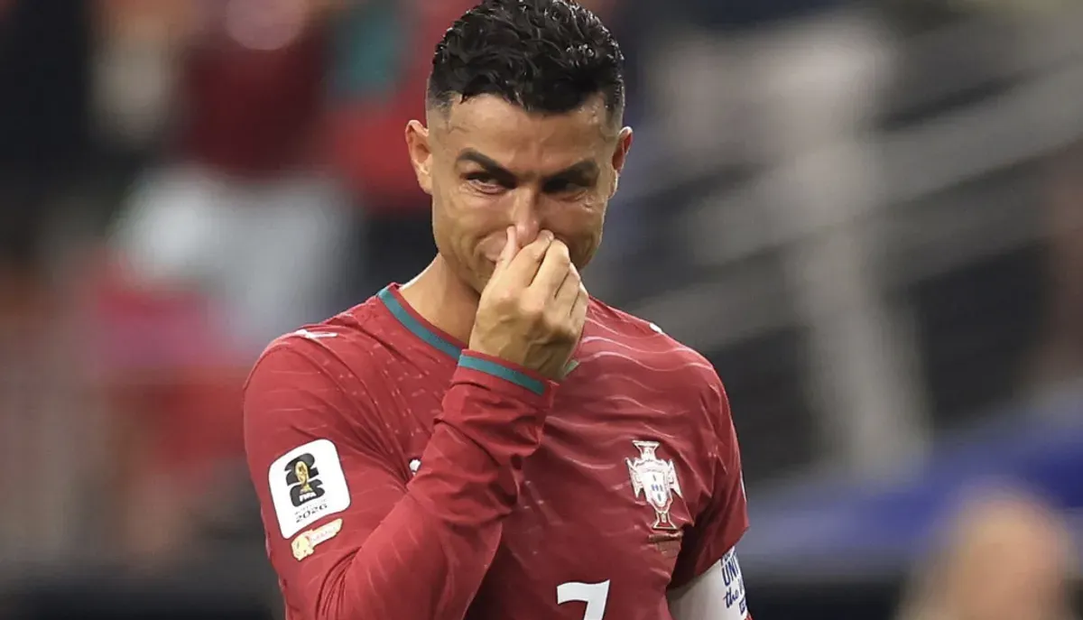 Cristiano Ronaldo tak mampu menyembunyikan emosinya usai Portugal tersingkir dari Piala Dunia 2026. Air mata sang megabintang menjadi simbol berakhirnya perjalanan panjang di panggung sepak bola terbesar dunia. (Sumber: X/@faktabola)