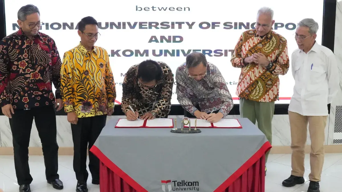 Prosesi penandatanganan implementasi kerja sama di Telkom University Kampus Jakarta oleh Rektor Telkom University Prof. Dr. Suyanto dan Senior Vice Provost of National University of Singapore Prof. Bernard C Y Tan. (Sumber: Istimewa)