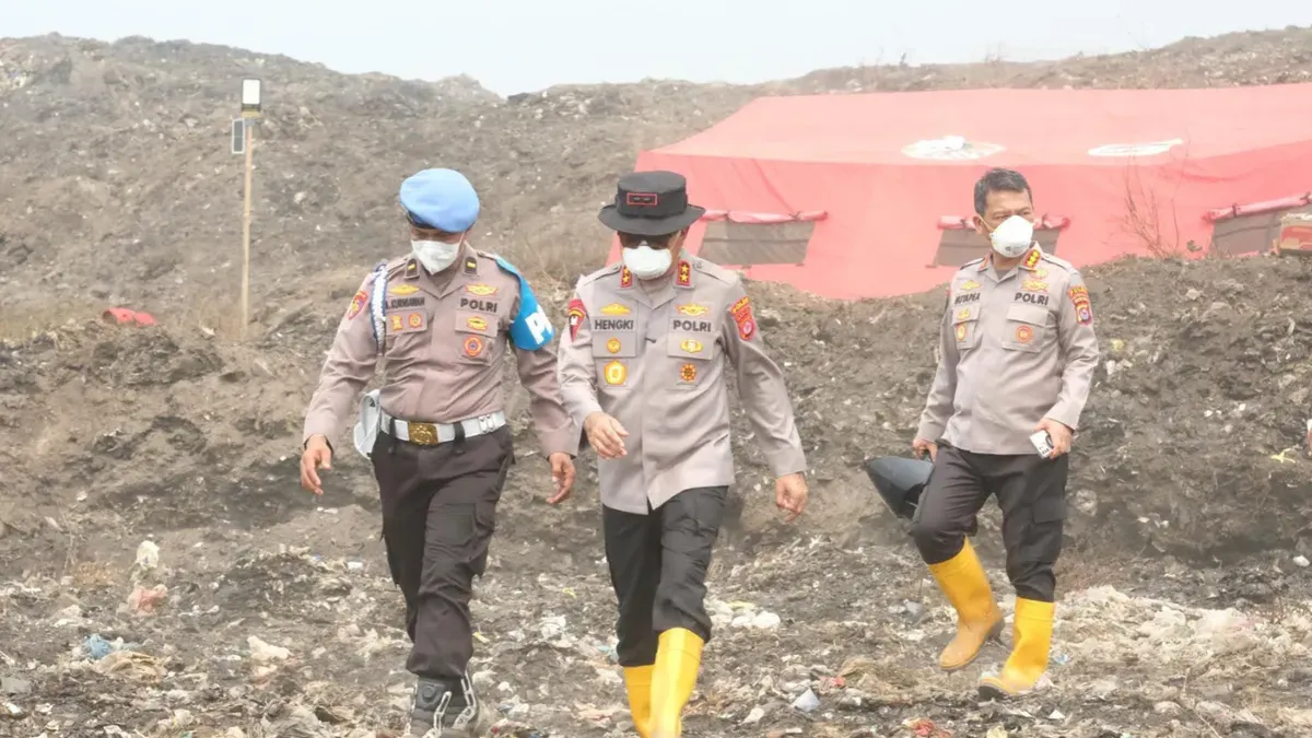 Kapolda Banten Irjen Pol Hengki saat meninjau lokasi kebakaran di Tempat Pemrosesan Akhir (TPA) Jatiwaringin. (Sumber: Bidhumas Polda Banten)