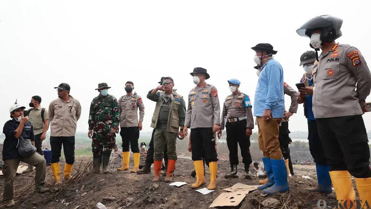 Peninjauan proses pemadaman kebakaran di TPA Jatiwaringin, Kecamatan Sukadiri, Kabupaten Tangerang, Selasa, 7 Juli 2026. (Sumber: Poskota/Veronica Prasetio)