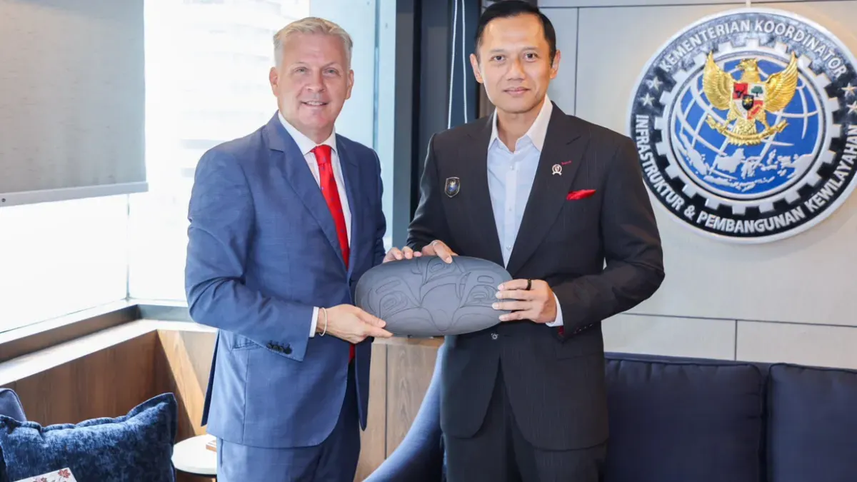 Menteri Koordinator Bidang Infrastruktur dan Pembangunan Kewilayahan, Agus Harimurti Yudhoyono (kanan) dan Duta Besar Kanada untuk Indonesia dan Timor-Leste, H.E. Jess Dutton (kiri). (Sumber: Istimewa)