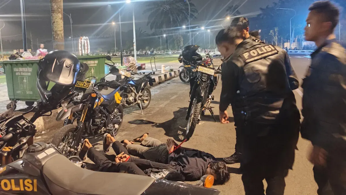 Petugas kepolisian saat mengamankan para pelaku diduga curanmor. (Sumber: Istimewa)