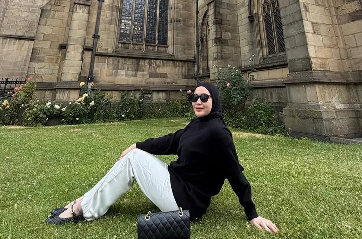 Dokter Anggi Aprilyani tengah menjadi sorotan publik setelah video yang diunggahnya saat berkunjung ke gereja Katolik di Manchester, Inggris, menuai kontroversi (Sumber: Instagram/@agiaprily)