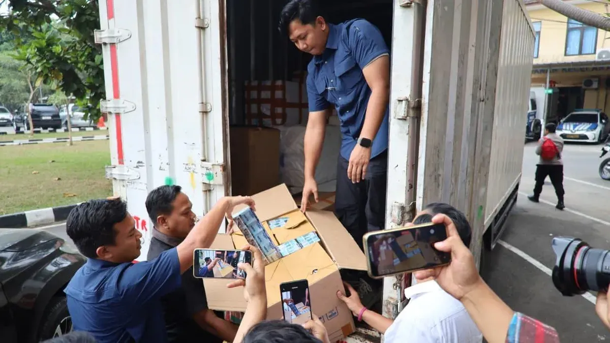 Polisi menyiita ribuan batang rokok tanpa cukai dari di Kampung Sanding, Desa Pabuaran, Kecamatan Pabuaran, Kabupaten Serang. (Sumber: Dok. Polda Banten)