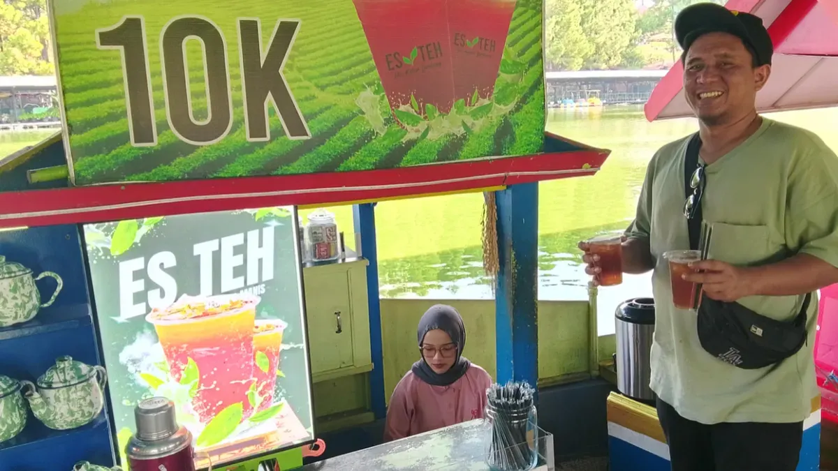 Suasana libur panjang sekolah di salah satu gerai UMKM di Pasar Apung Floating Market Lembang, Kabupaten Bandung Barat. (Sumber: Poskota/Gatot Poedji Utomo)