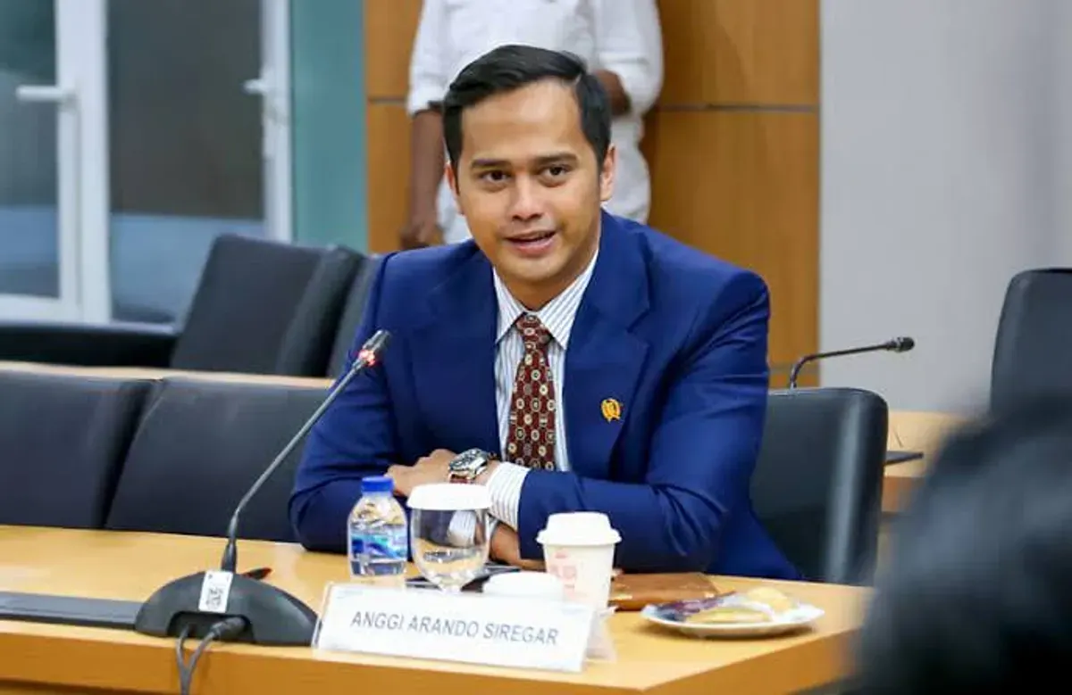 Anggota DPRD DKI, Anggi Arando menyoroti kondisi lapangan sepak bola di kawasan Tanah Merah, Kelurahan Rawa Badak Selatan, Koja, tergenang air . (Sumber: Istimewa)